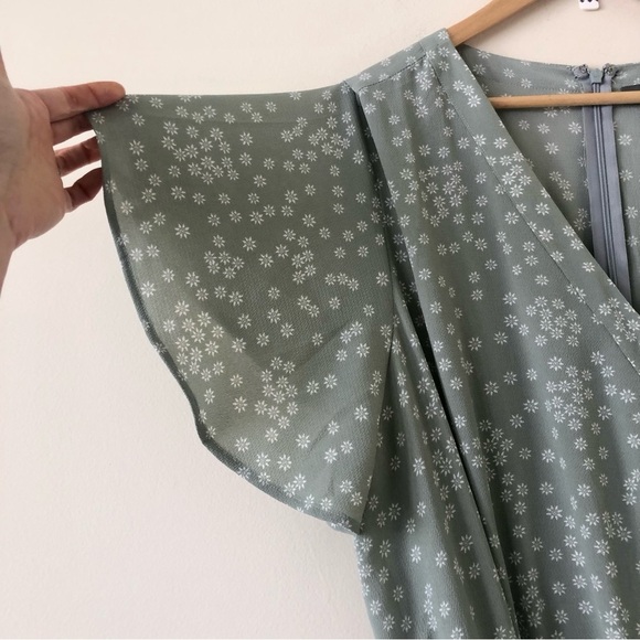 Vince Camuto Flutter Sleeve, Floral, Surplice Neckline Belted Jumpsuit Size 24W - Picture 4 of 10